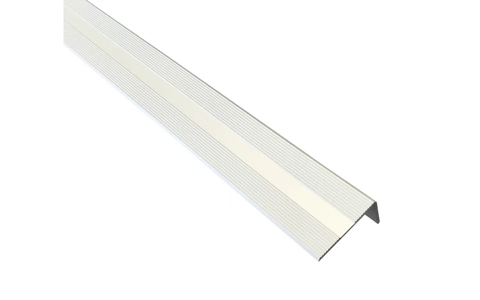 Trappenese med ubehandlet aluminiumprofil og kontrastfelt
