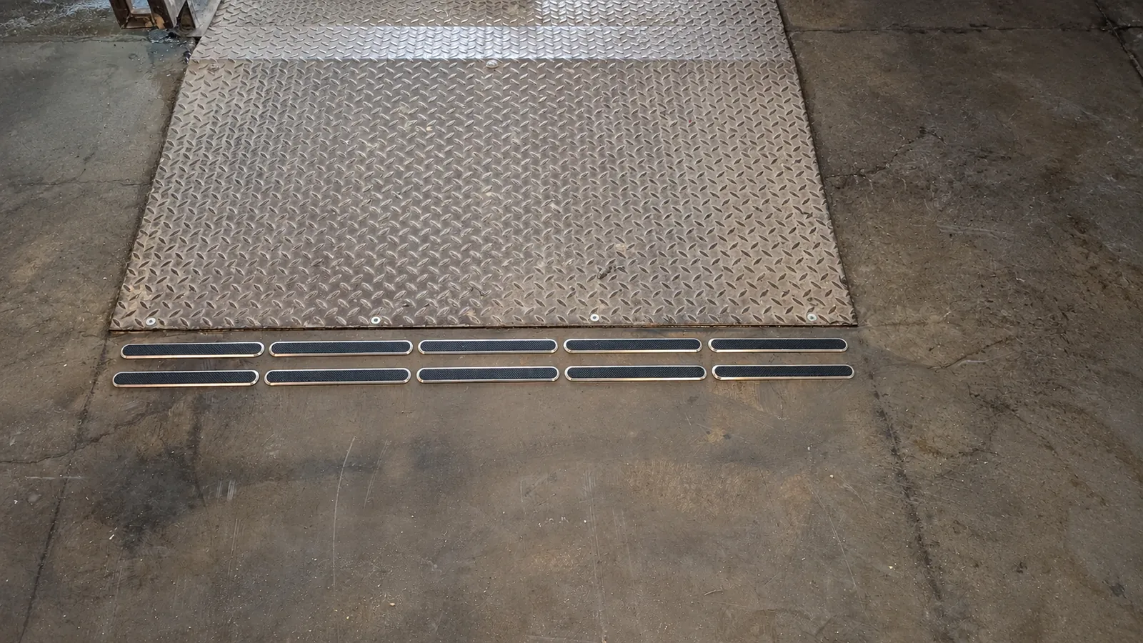 To rekker taktile ribber foran en metallplate ved Akersgaten 39