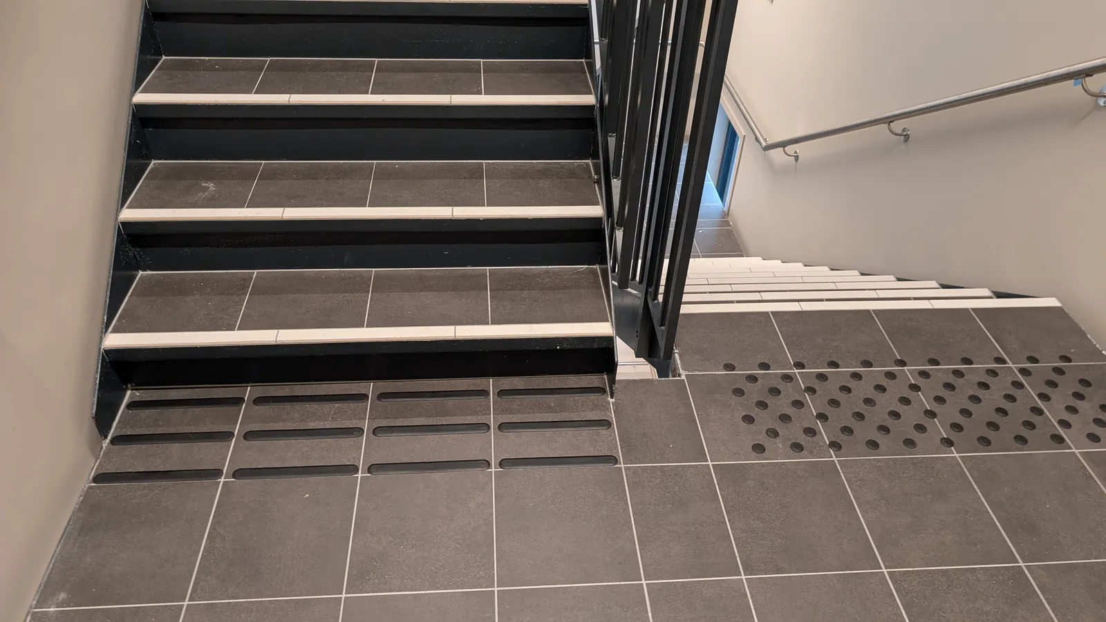 Taktile felt i trapperom – Dråpen