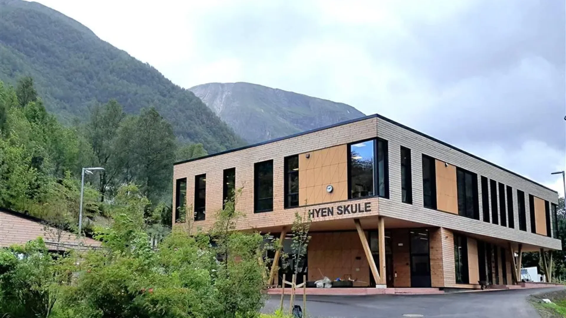 hyen-skole-featured