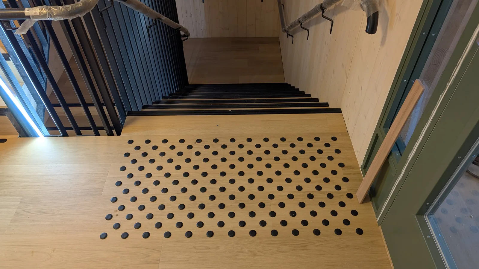 Taktile knotter på tregulv – Tolvsrød Torg
