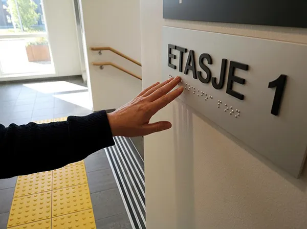 Taktil merking er fysisk, følbar merking som gjør det mulig å orientere seg ved hjelp av berøring og kontrast. Den brukes spesielt for å sikre tilgjengelighet for synshemmede, men bidrar også til generell sikkerhet for alle brukere.