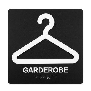 Garderobe skilt fra Smart Tactiles med braille (blindeskrift)